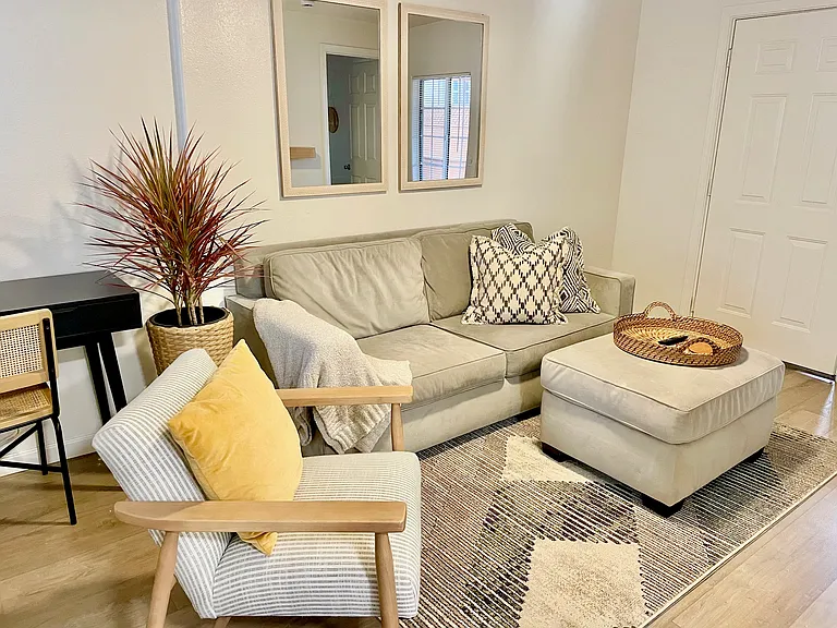 5066 Voltaire St #4 — Photo 35
