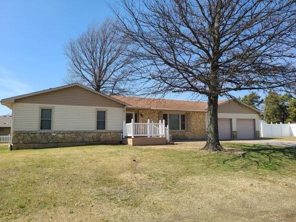 903 Holloway Ln, Winfield, KS 67156