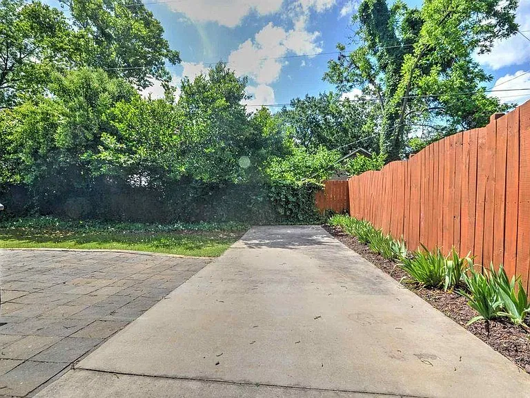 1122 Benton St — Photo 23