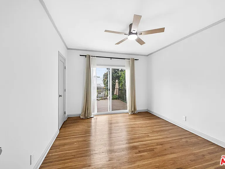 1050 S Hayworth Ave — Photo 8