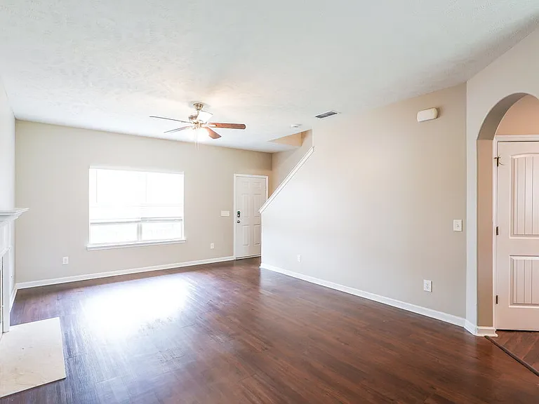 1096 Shire Dr — Photo 4