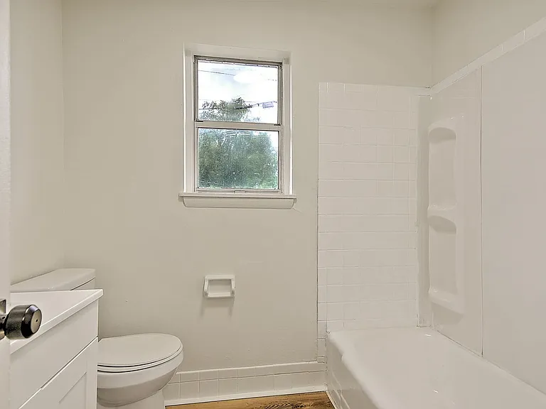 718 W G St — Photo 9
