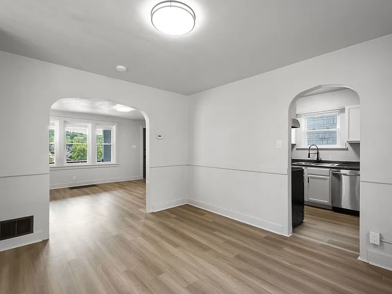 1303 Woodlawn Ave — Photo 11