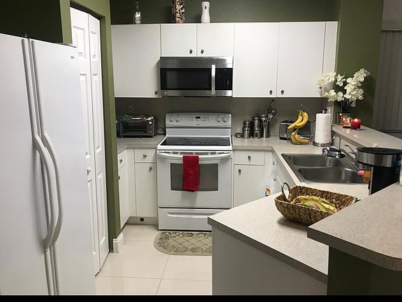 4th image of 470 Saint Tropez Ln