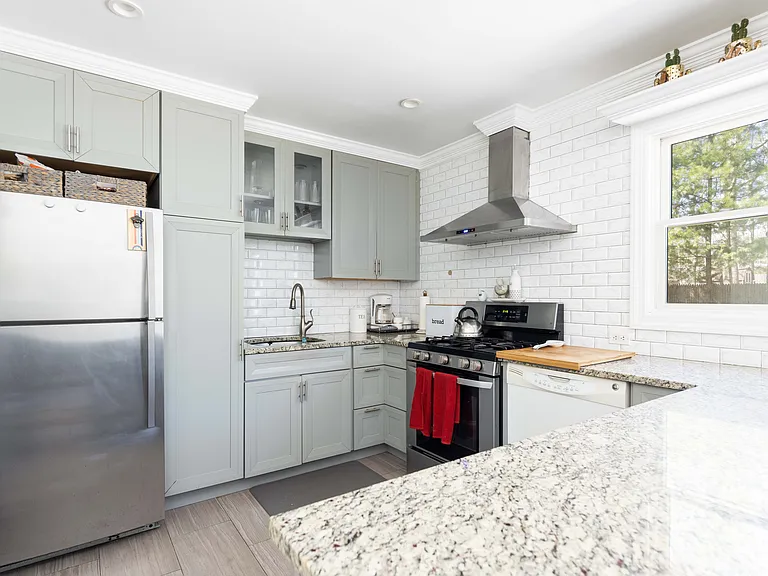 41 Clinton St — Photo 12