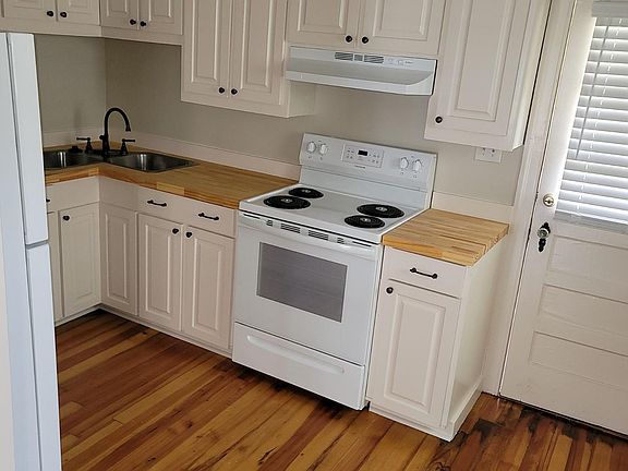 Kitchen area - new appliances!