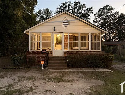2 bed, 1100 sqft, $1,300 — Photo 4