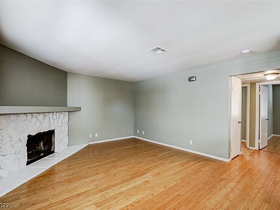 5th image of 909 Rockview Dr Unit 102