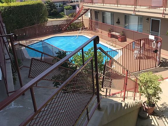 3rd image of 2924 Juniper St APT 11