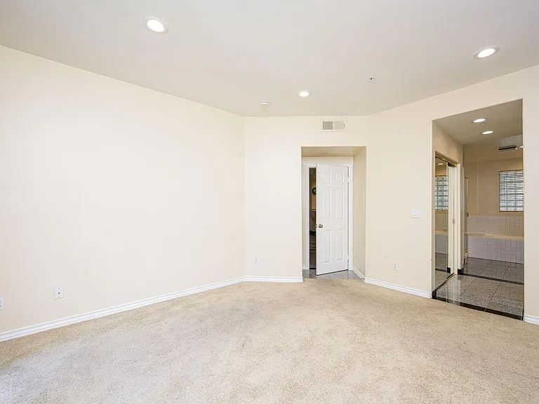 2233 Martin #307 — Photo 18