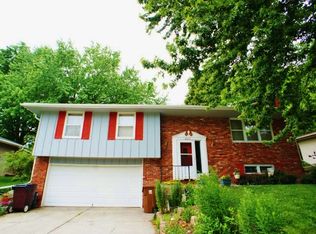 6031 Oakridge Dr, Lincoln, NE 68516