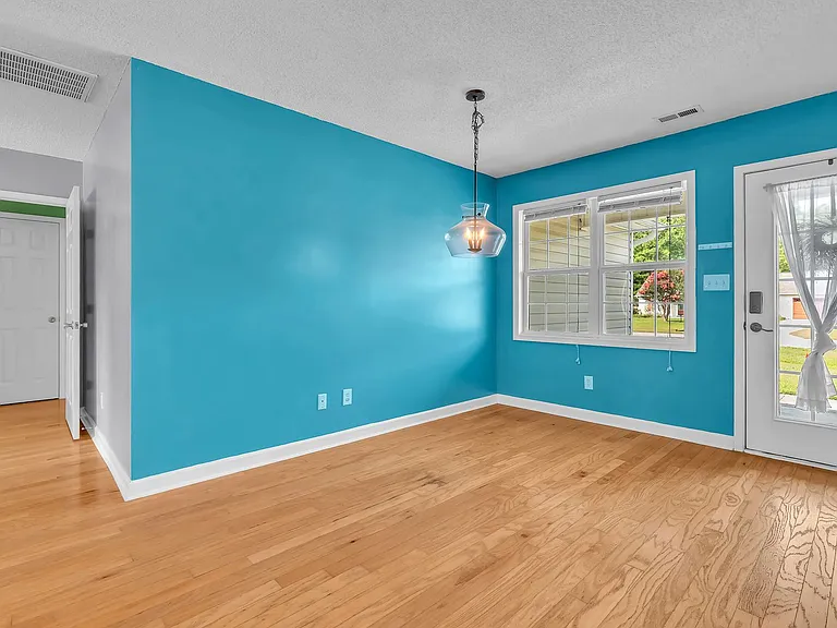 403 Arabian Ln — Photo 8