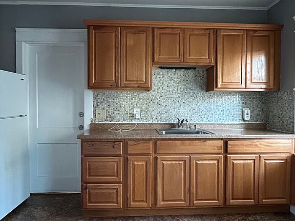 3rd image of 1341 Gladys Ave Floor 2