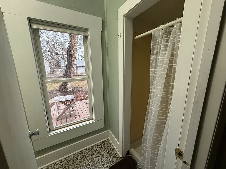 546 Barclay St — Photo 15