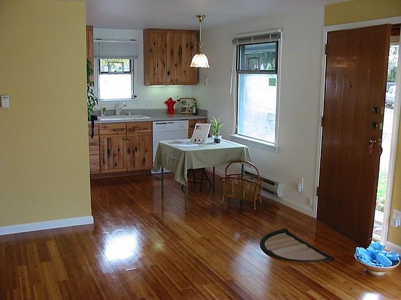 Front entrance and kitchen w/ eating area
