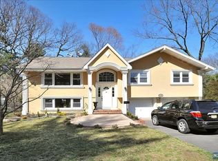 105 Mezzine Dr, Cresskill, NJ 07626