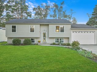 1303 W Circle Ct, McHenry, IL 60051