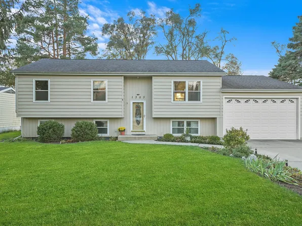 1303 W Circle Ct, McHenry, IL 60051