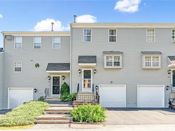 565 Quaker Ln APT 43, West Warwick, RI 02893