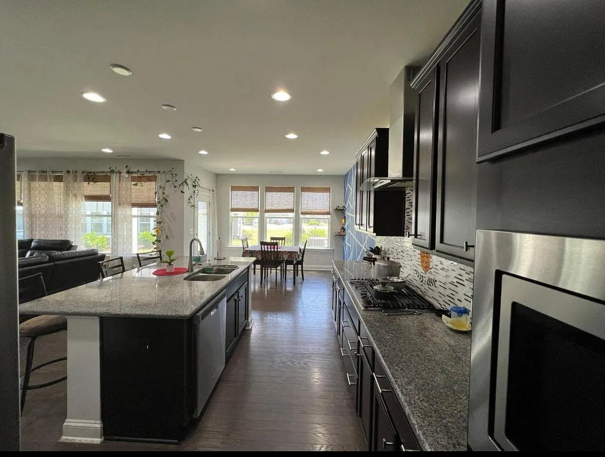 4 bed, 2411 sqft, $2,500 — Photo 4