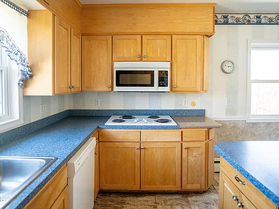 5th image of 218 11th Ave NE
