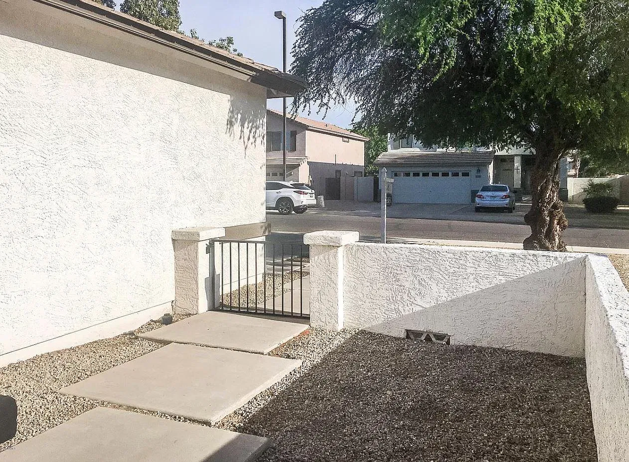 3 bed, 1359 sqft, $2,200 — Photo 3