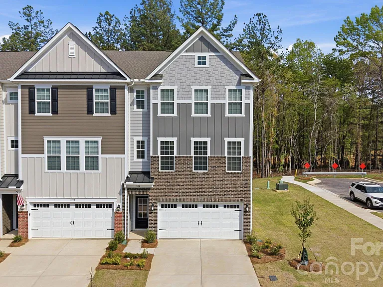 1104 Bandon Dr — Photo 2