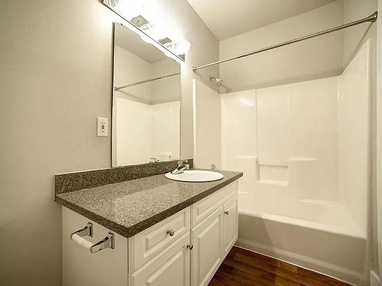 LC Park Place Apartments — Photo 23