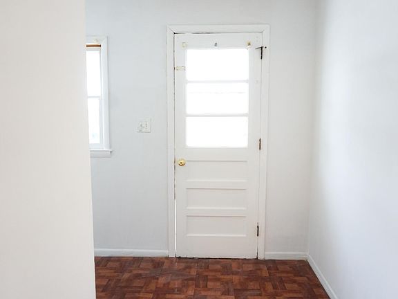 Private entrance with mudroom