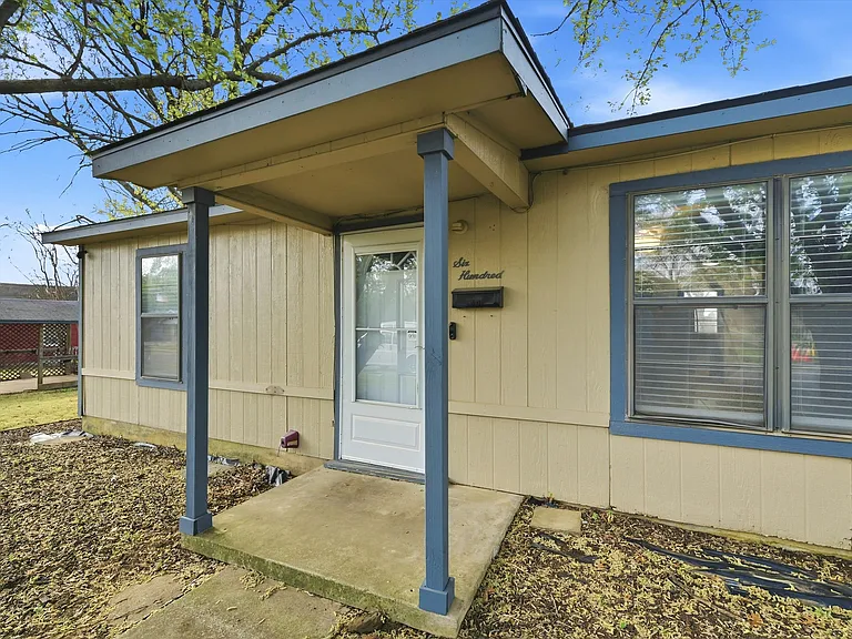 600 E South St — Photo 1