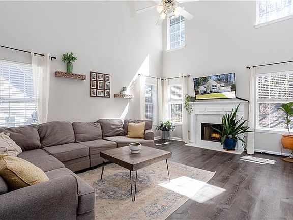 3rd image of 144 Silverleaf Ln