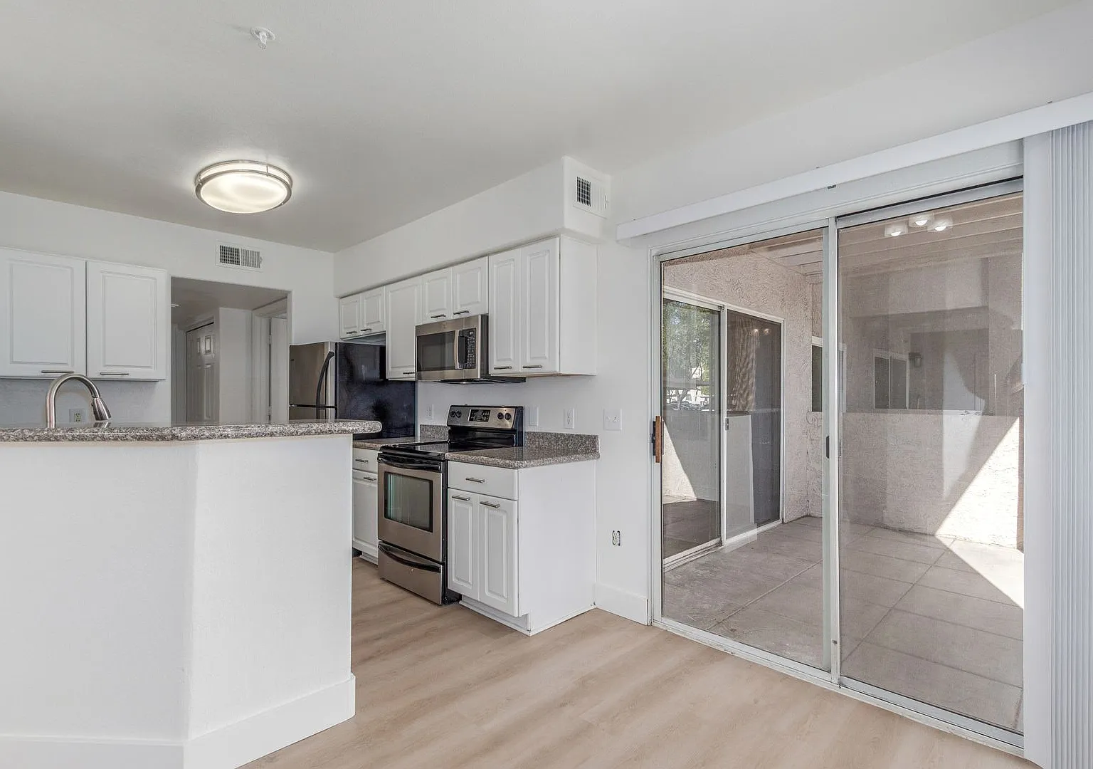 2 Bedroom 2 Bathroom Condo- Downtown Gilbert — Photo 2