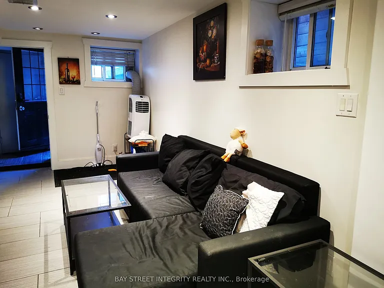 488 Manning Ave #BASEMENT — Photo 9