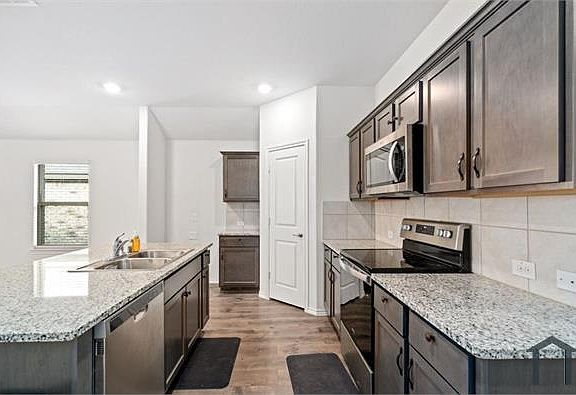 4th image of 804 English Dr
