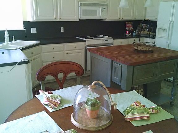 Kitchen w/ Island
