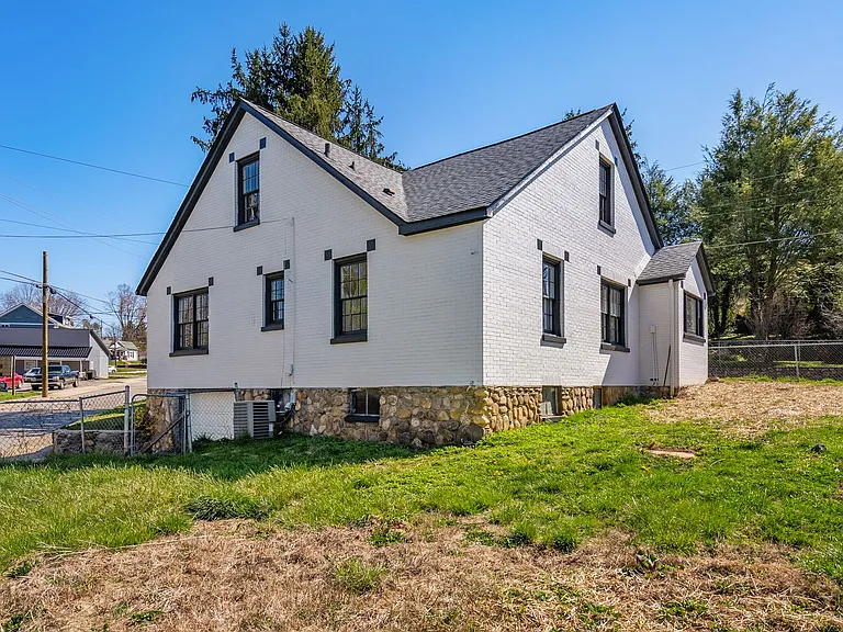 720 N Main St — Photo 12