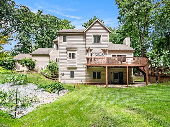5th image of 7917 Strawberry Ln NE