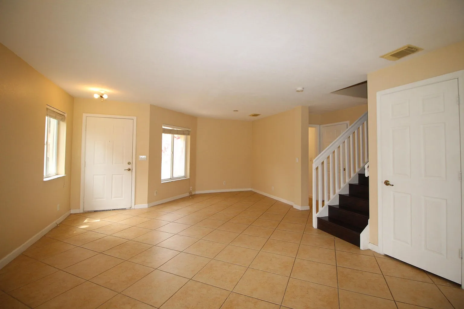 3 bed, 1645 sqft, $2,400 — Photo 2