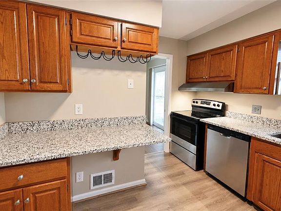 3rd image of 302 NE Howard Ave