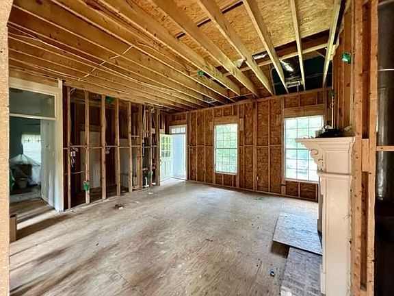 4th image of 832 S New Hampshire St