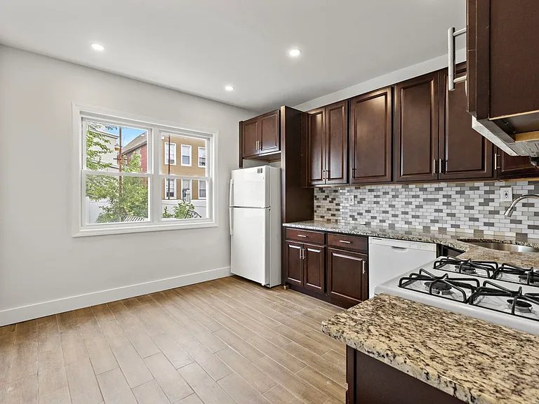 81 Humphrey Ave #1 — Photo 5