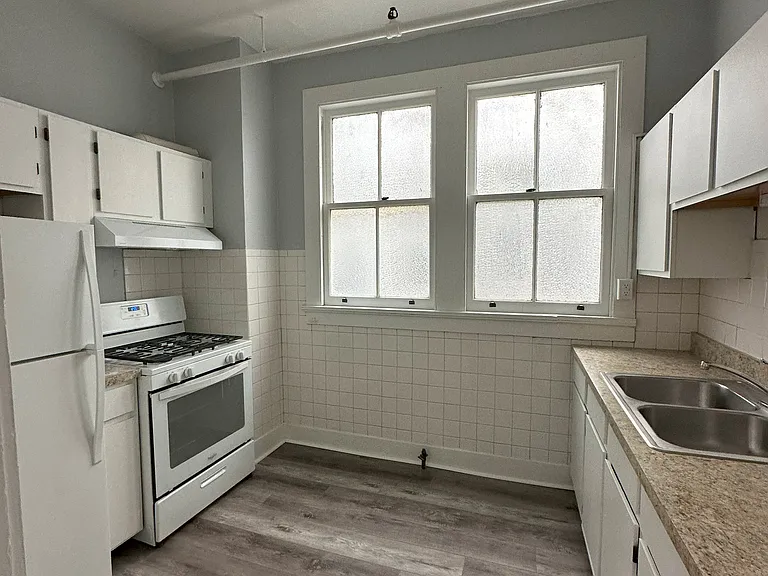 607 E 5th St #15 — Photo 13