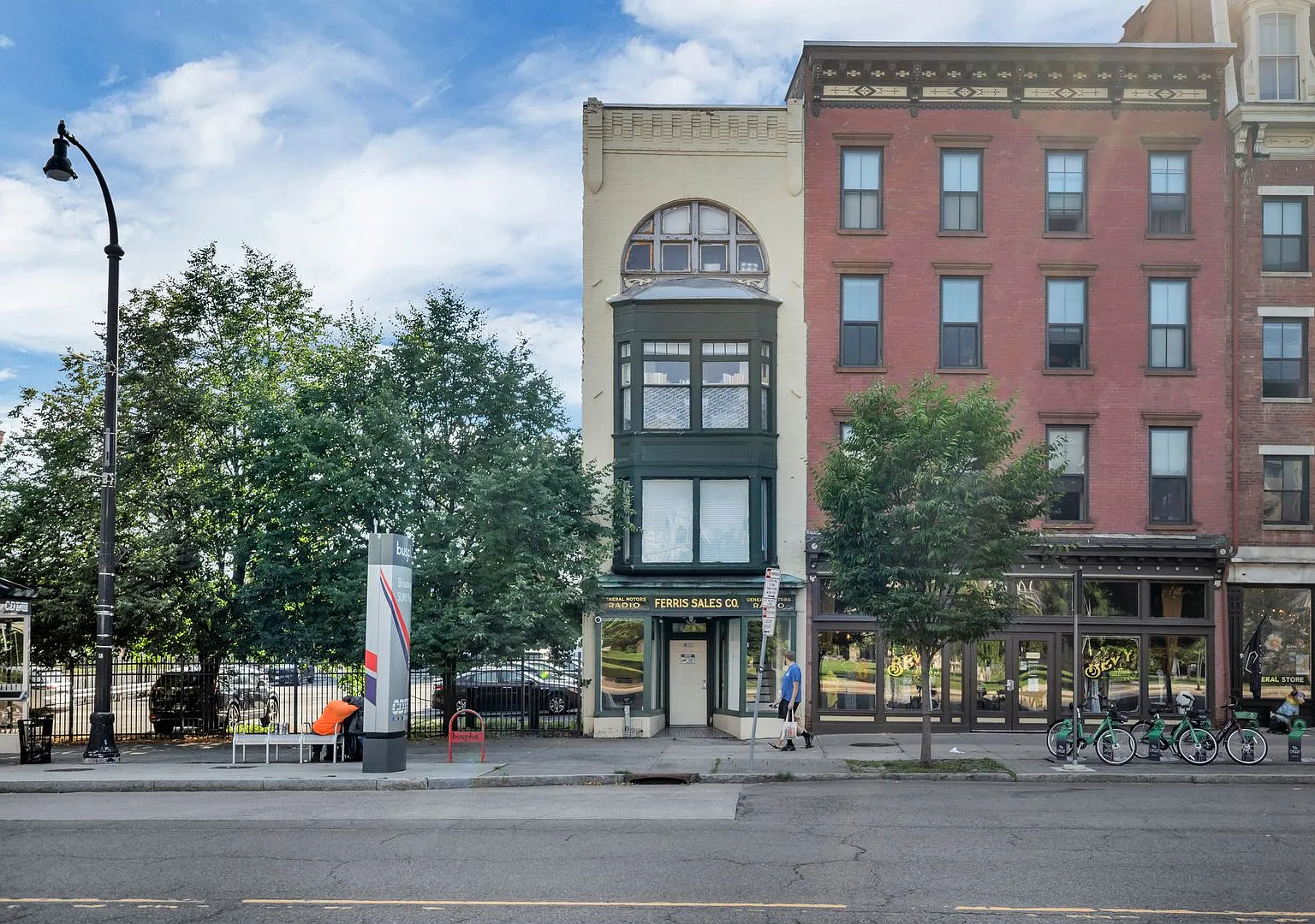 402 Broadway — Photo 2