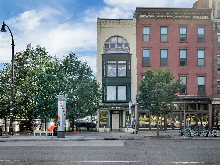 402 Broadway — Photo 2