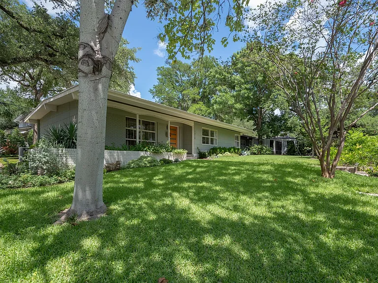 2618 Pembrook Trl — Photo 32