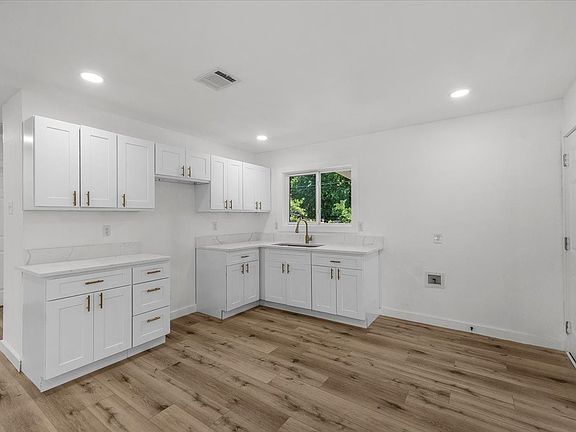 4th image of 3738 Lovingood Dr