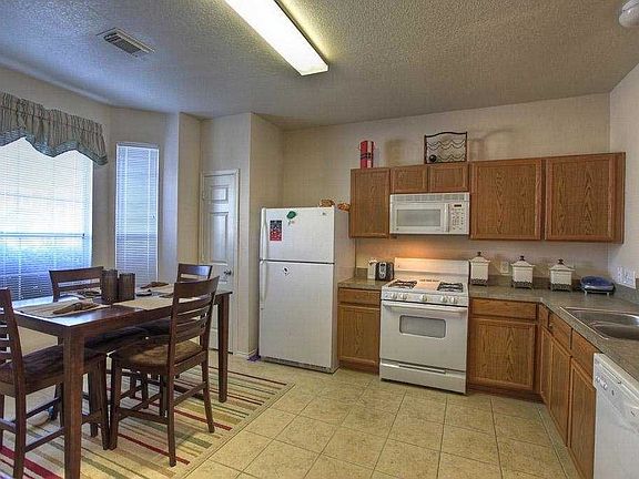 Eat-in kitchen with bay window