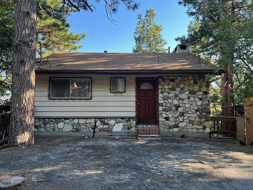 Welcome to this adorable mountain home with level Entry and parking.