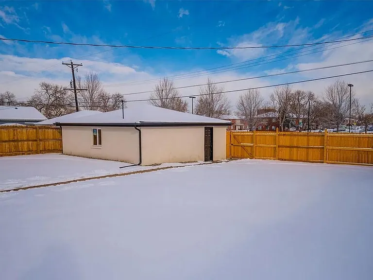 3240 Dexter St — Photo 23