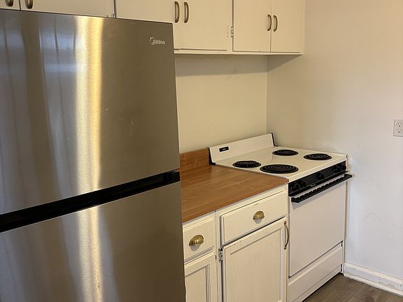 3rd image of 596 Highland Dr #4